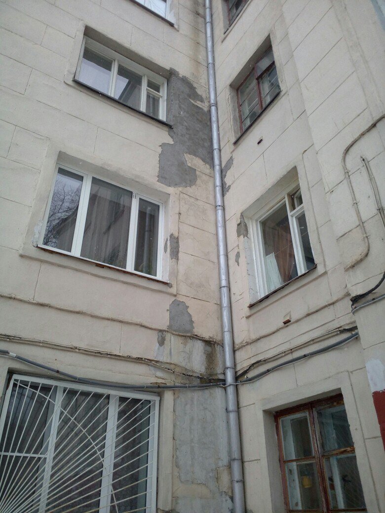 Заплатки не спасают ни от ветра, ни от сырости.