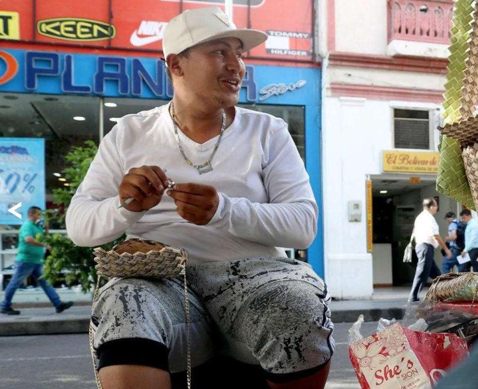 Эдисон Инфанте мастерит сумки из обесценившихся купюр