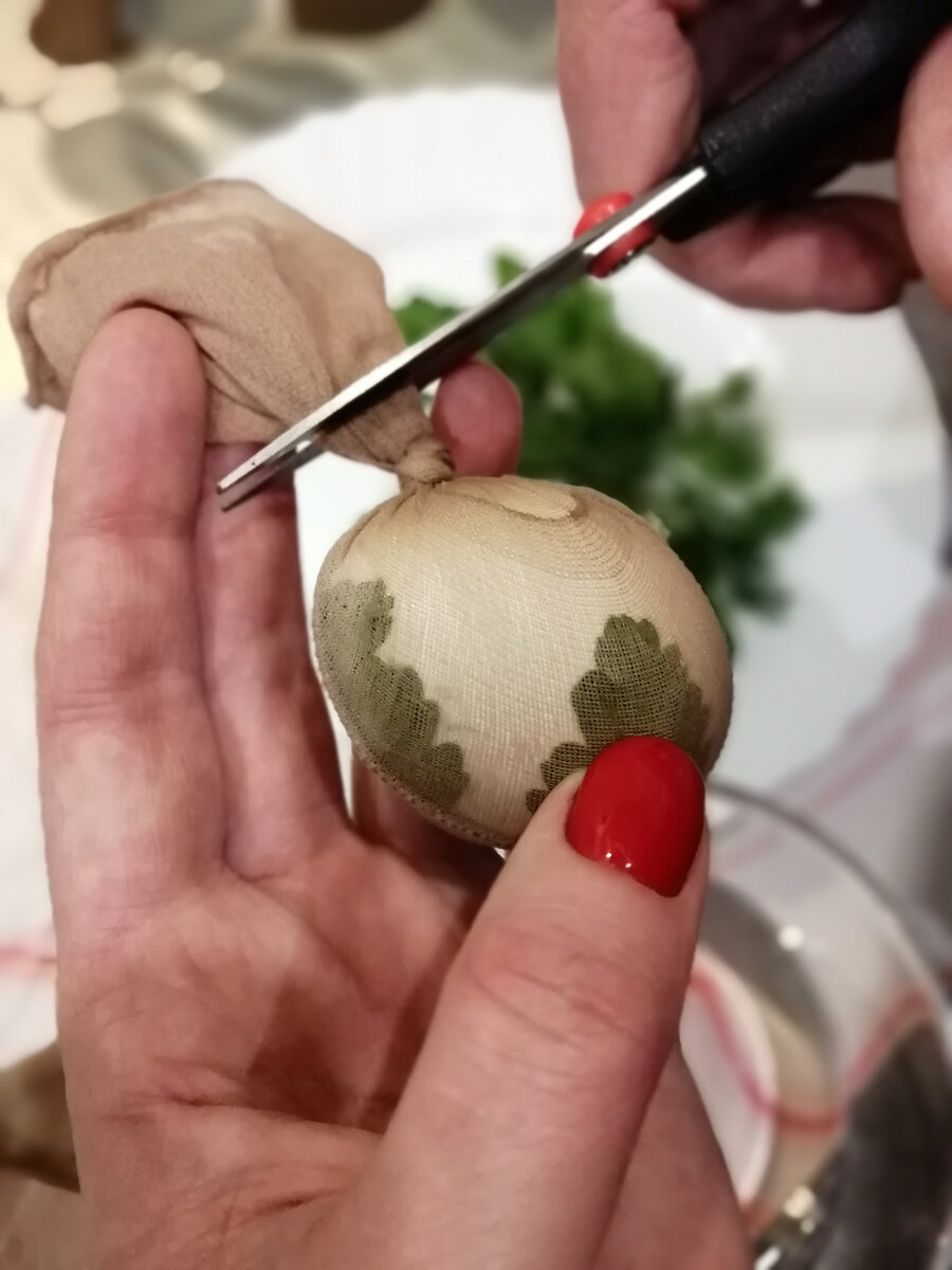 Как покрасить яйца на Пасху без красителей (получаются как будто расписные)