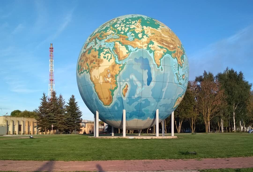 Крупные глобусы. Дорогобуж Глобус. Самый большой в мире Глобус эрта. Глобус Дубны. Самый большой Глобус в мире в Смоленской области.