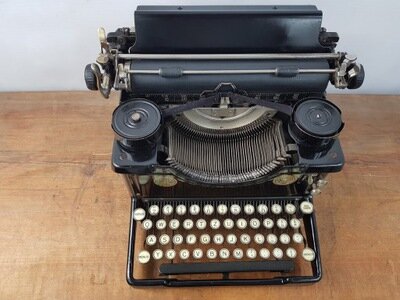 Smith Premier (фото первого прототипа с двумя рядами клавиш и оригинальной раскладкой, к сожалению, не нашёл, поэтому придётся довольствоваться тем, что есть)