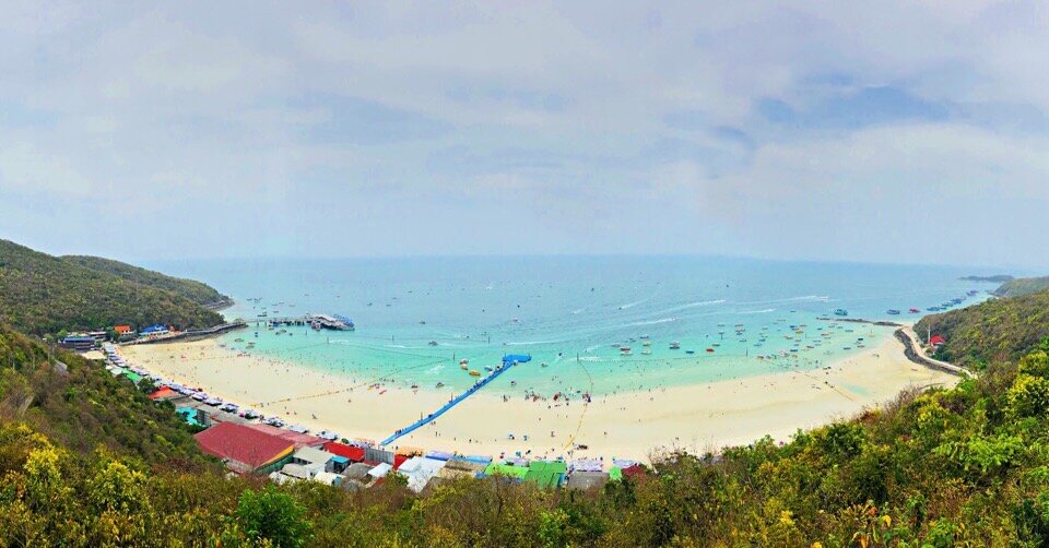 Вид на пляж острова Ко Лан с площадки, с которой я планировал встречать рассвет