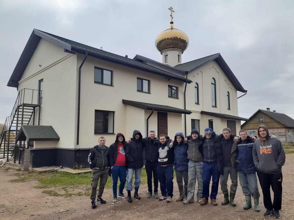 Воспитанники в Пошитни на фоне Центра