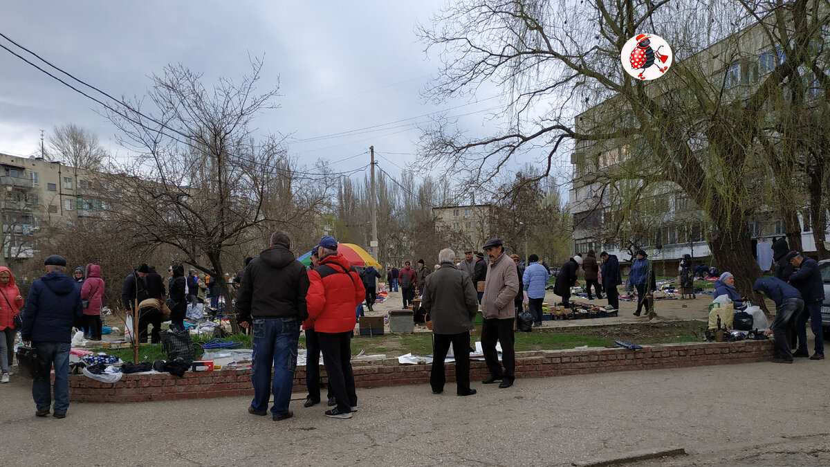 Вот так примерно выглядит этот блошиный рынок в обычное время - не слишком многолюдно, но всё же есть признаки жизни! Фото сделано автором 11.03.2020 г.