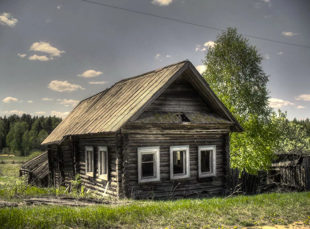 Заброшенный деревенский дом в России