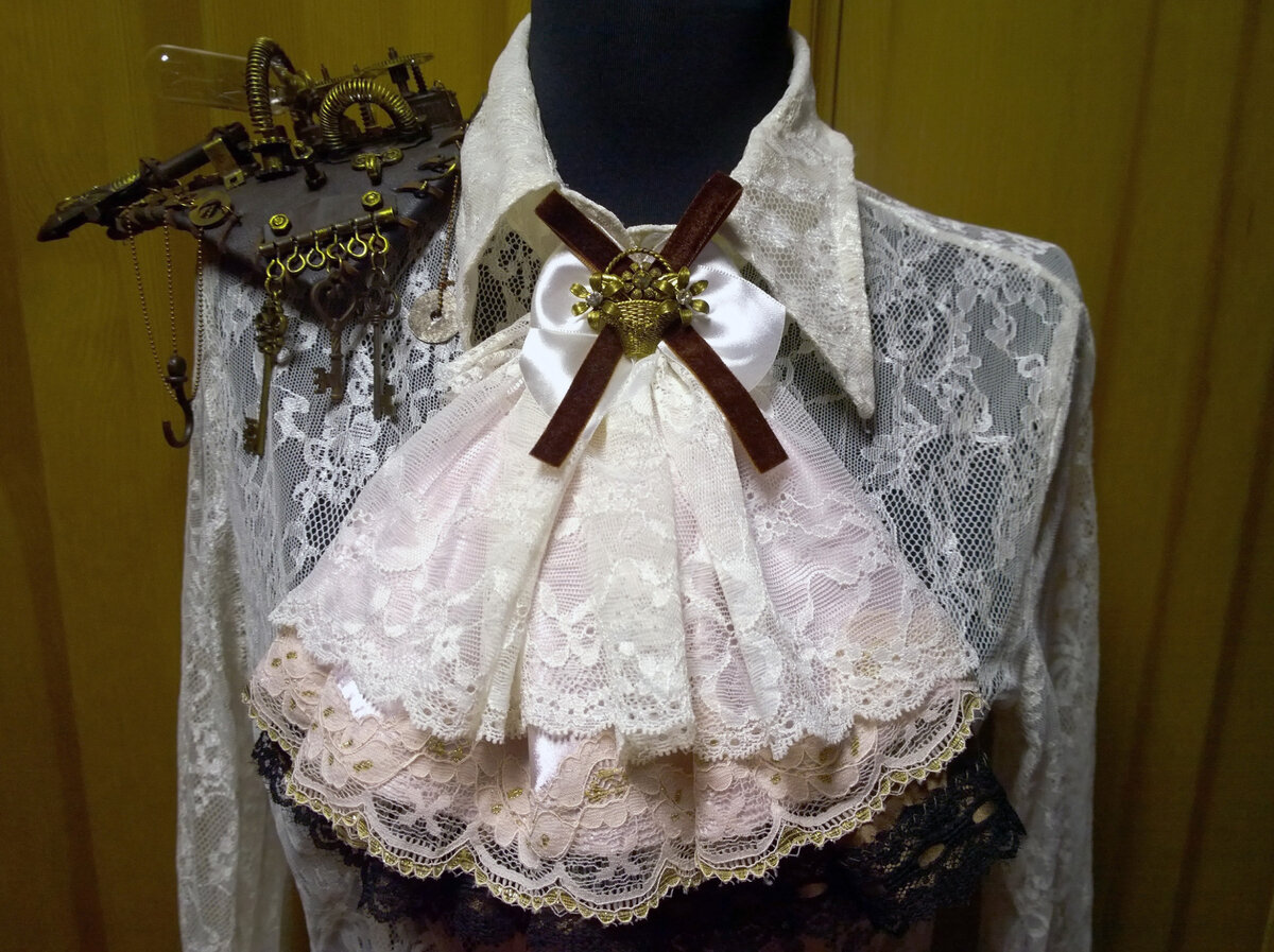 Вот так выглядит верх костюма. Кружевное жабо - один из немногих элементов, которые шились, а не крафтились