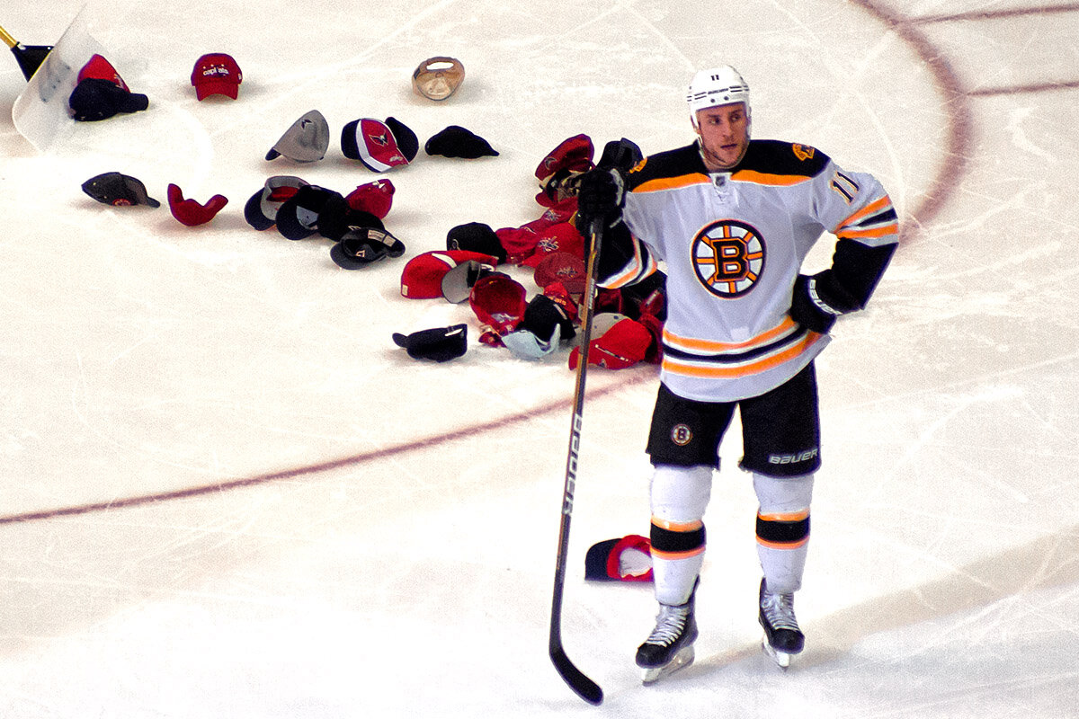 Хоккеист и кепки.             фото: картинки яндекса.