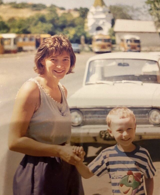 Юра Борисов с мамой.