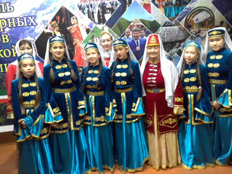 Ногайцы в национальных костюмах.