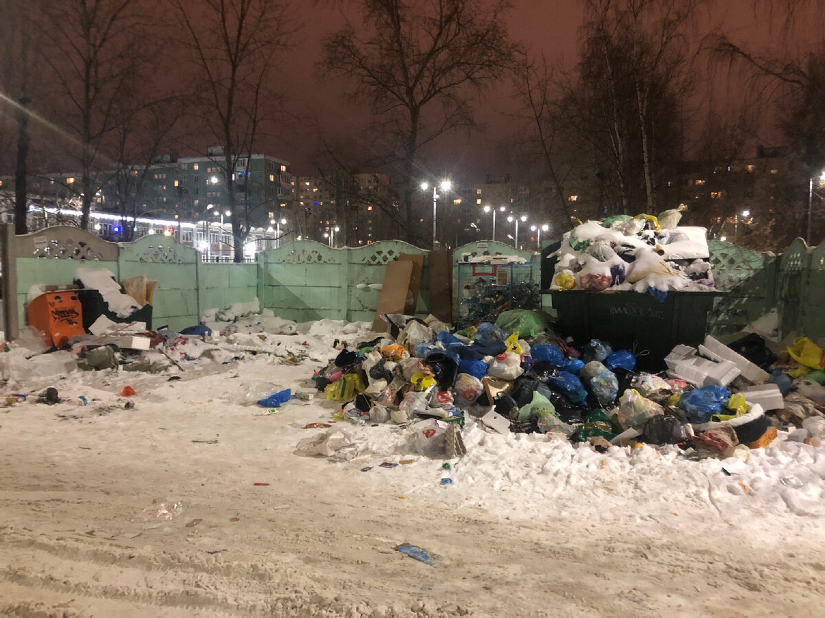 Такую картину мы наблюдали все праздники. Как Новый год встретишь, так его и проведёшь? Изначально думала, что запущены только окраины, но в центре ровно такая же ситуация.