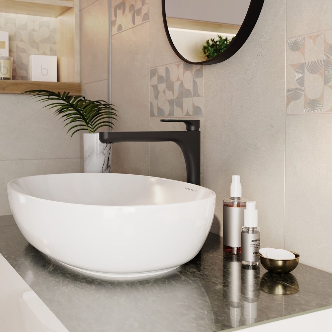 На стене - керамическая плитка "Авенида" 30х60 от KERAMA MARAZZI. Тумба, раковина, — Plaza Modern от KERAMA MARAZZI, Смеситель черный матовый Ole от KERAMA MARAZZI