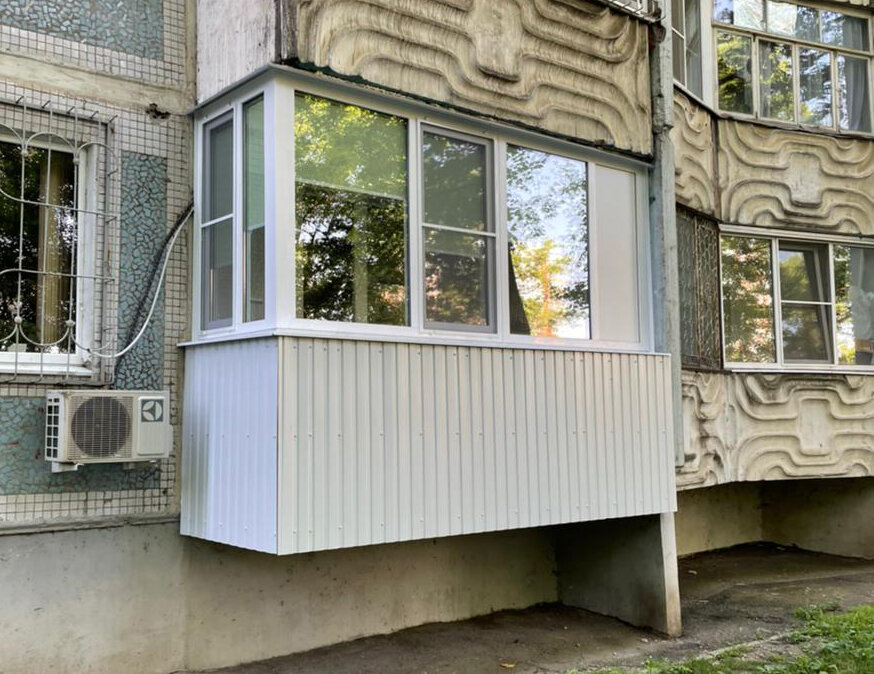 Наружная отделка балкона с остеклением