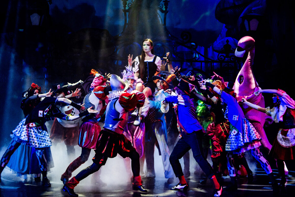 Мюзиклы в москве 2024 год. Мюзиклы в москве 2024 год. Спящая красавица спектакль. Мюзикл алиса в стране чудес кролик сергей веселов. Московской театр оперетты репетиция мюзикла.