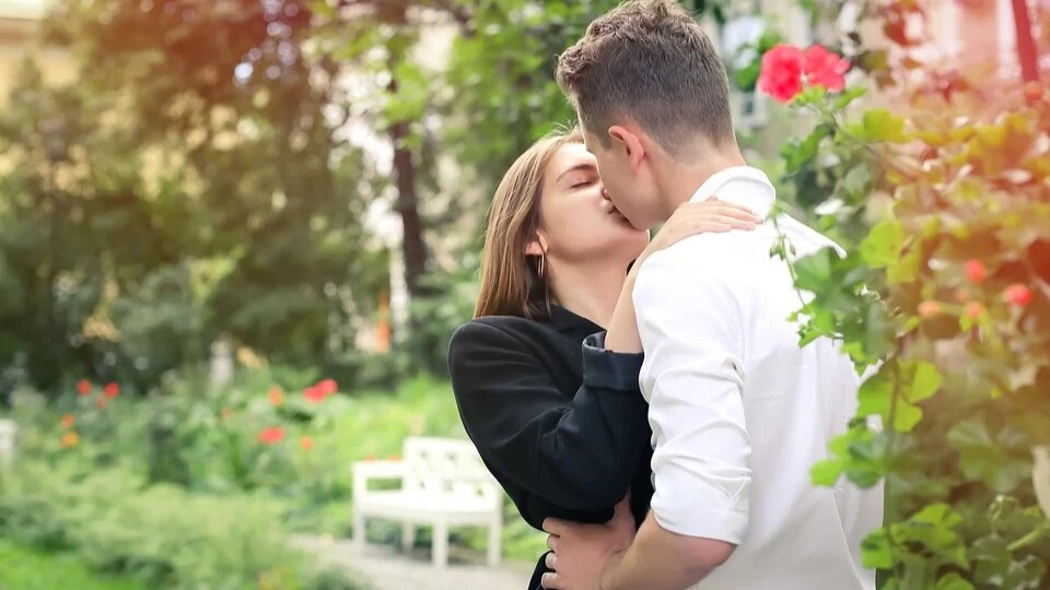 Начинать первый поцелуй лучше аккуратно, без спешки. Фото: pixabay.com 