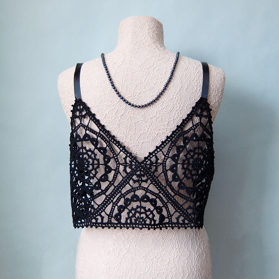 Топ из кружевных мотивов крючком.