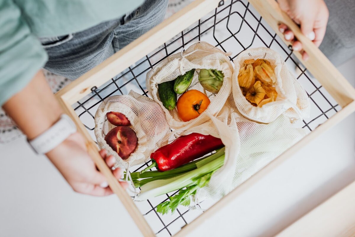 При диагностированной ДДМЖ рекомендуется избегать кофе, чая, шоколада, какао, колы, животного жира — и взамен употреблять больше клетчатки, свежих овощей и фруктов