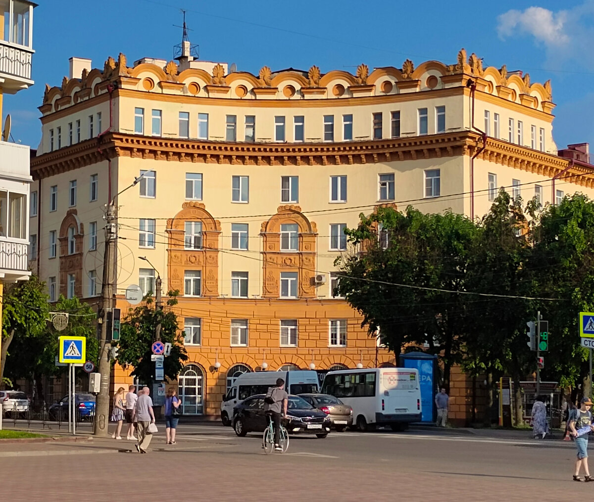 Это здание детской стоматологической поликлиники, прекрасное и ужасное одновременно)) Сколько юных пациентов устраивало истерики в его стенах?