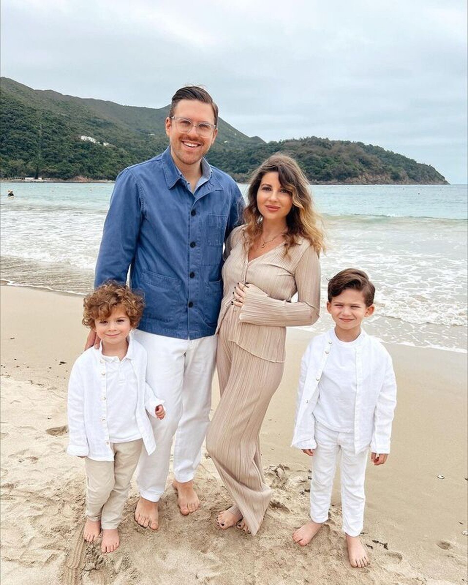     алина Юдашкина незадолго до родов дочери с мужем Петром Максаковым и двумя сыновьями в Гонконге  СОЦСЕТИ