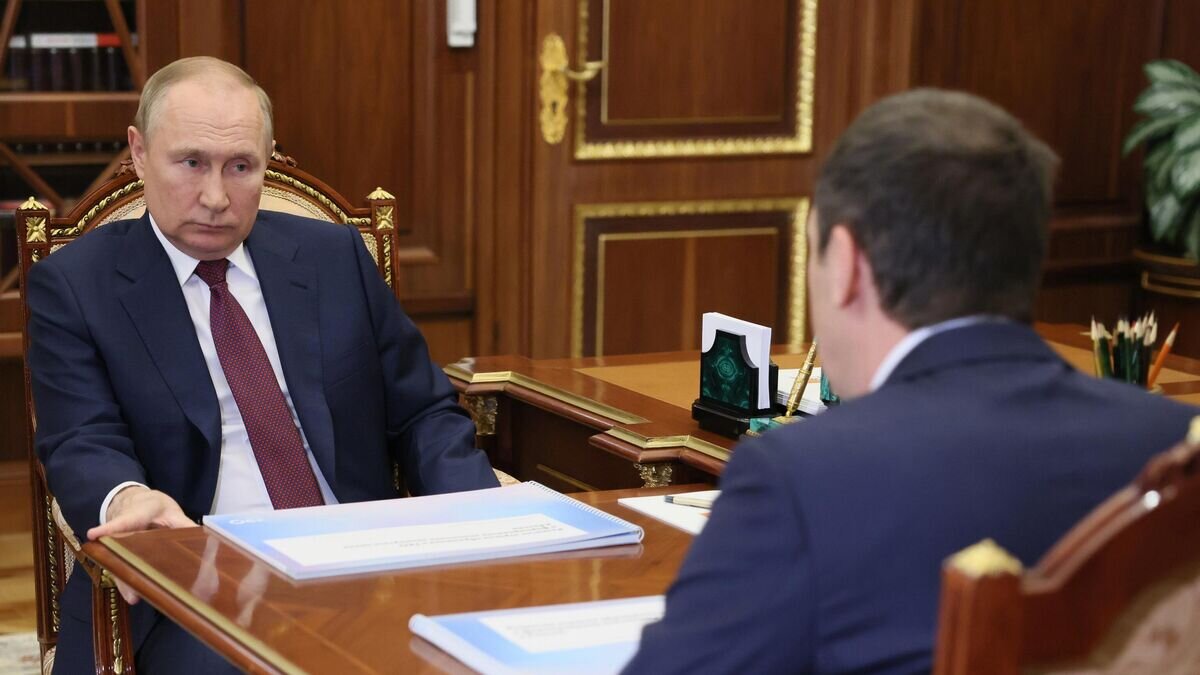    Президент России Владимир Путин и генеральный директор РЭО Денис Буцаев во время встречи© РИА Новости / Павел Быркин