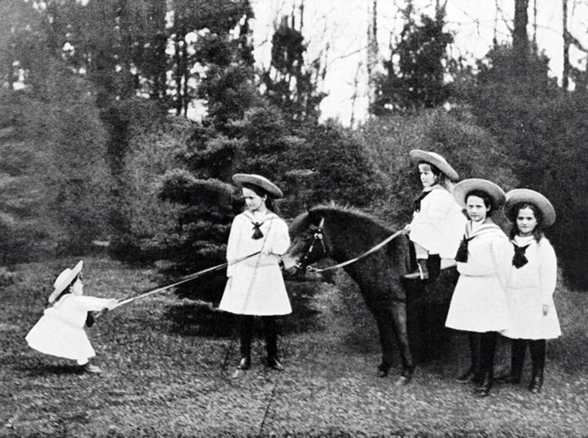 Александра Федоровна с дочерьми в Тобольске 1918
