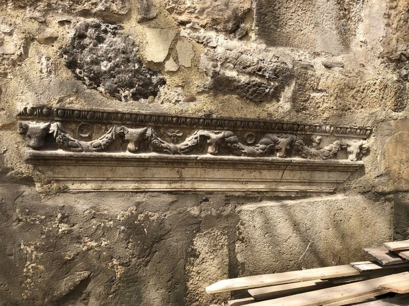 Барельефы бычьих голов