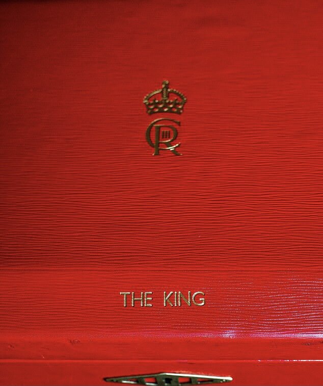    Тиснение на коже с гербом Карла III на красном чемодане для государственных бумаг