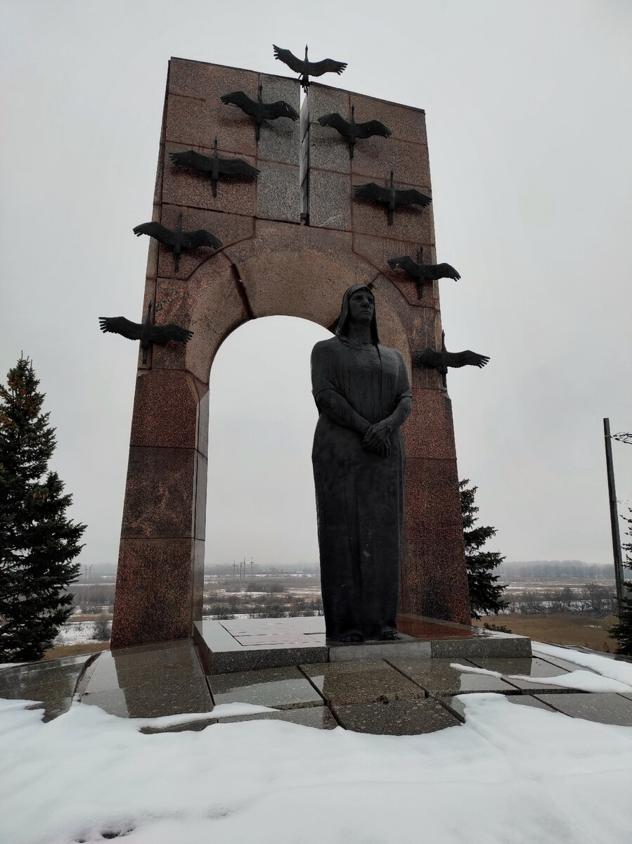 Погода в пгт алексеевка кинельского. Памятник семье Володичкиных Самарская область. Алексеевка Самара.