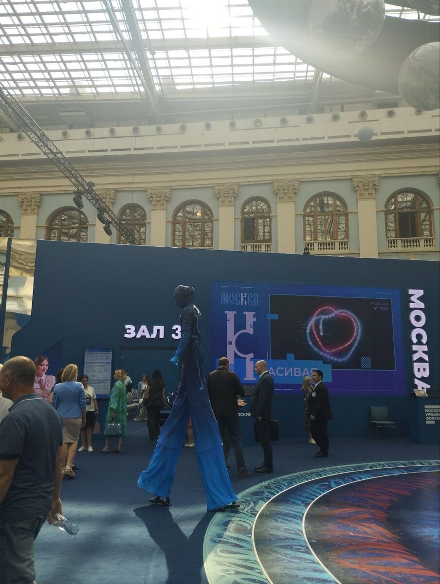 Встречаются разные персонажи на ходулях)