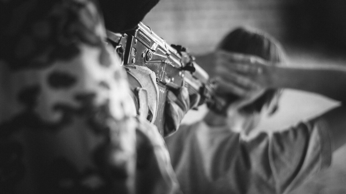     Одного из них оперативники обезвредили, когда тот пытался взорвать ТЭК.