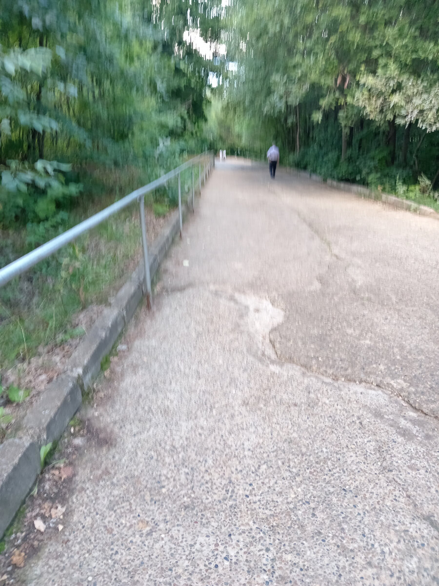 Вроде на фото и не кажется спуск крутым, но он крутой