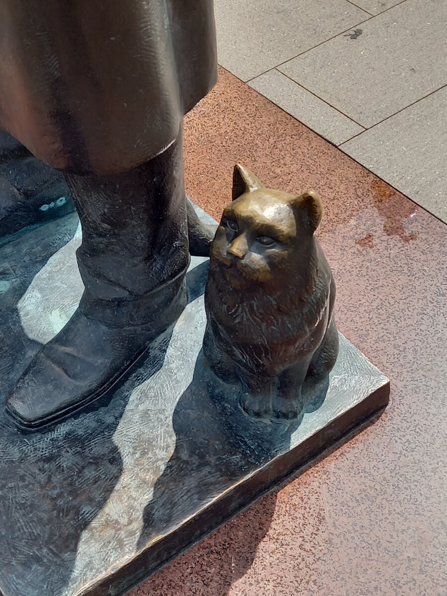 Фрагмент памятника М.А.Булгакову. Рядом кот - возможно, Бегемот😊