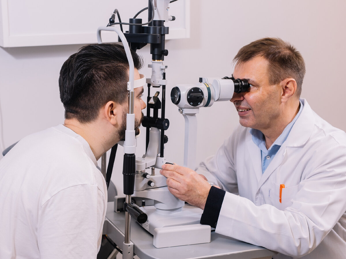 Офтальмохирург Гусев Юрий Александрович ведет прием, проводит осмотр пациента. 