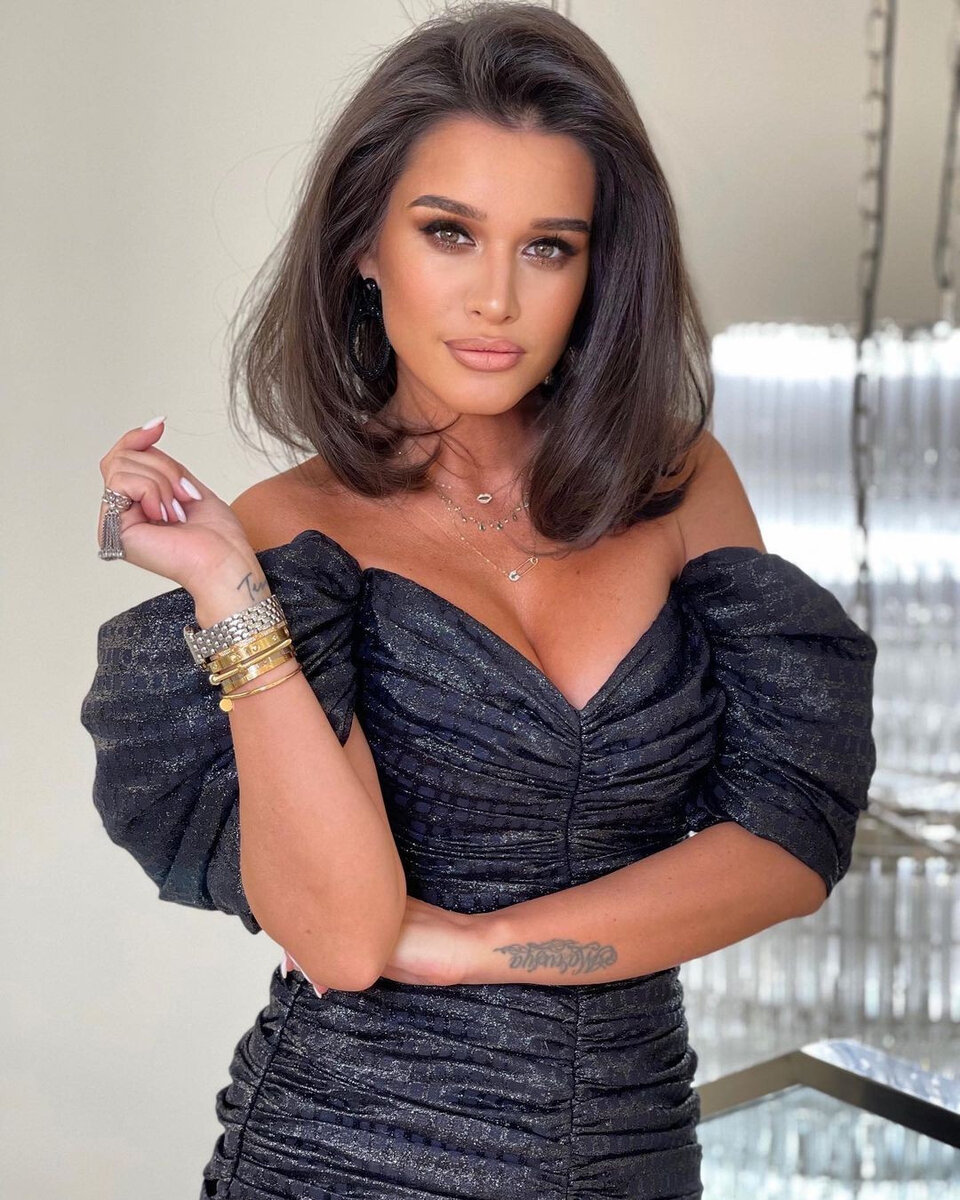 Как известно, телеведущая любит экспериментировать с нарядами. Она часто публикует различные фотосессии и обсуждает с поклонниками свои луки.