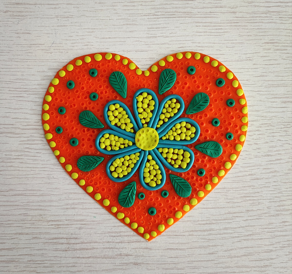 Готовый вариант аппликации из пластилина на картоне Сердечко.