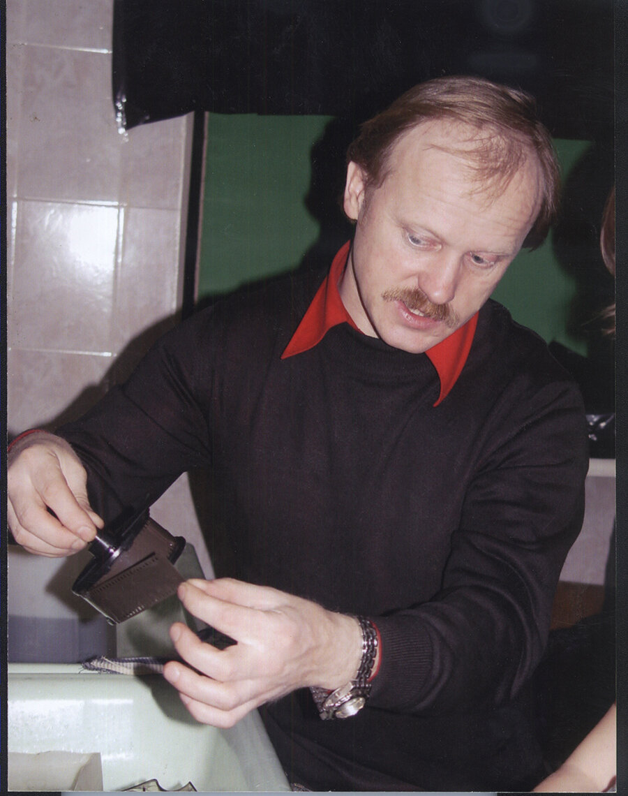 Показываю, как выглядит неотбеленная цветная негативная киноплёнка.