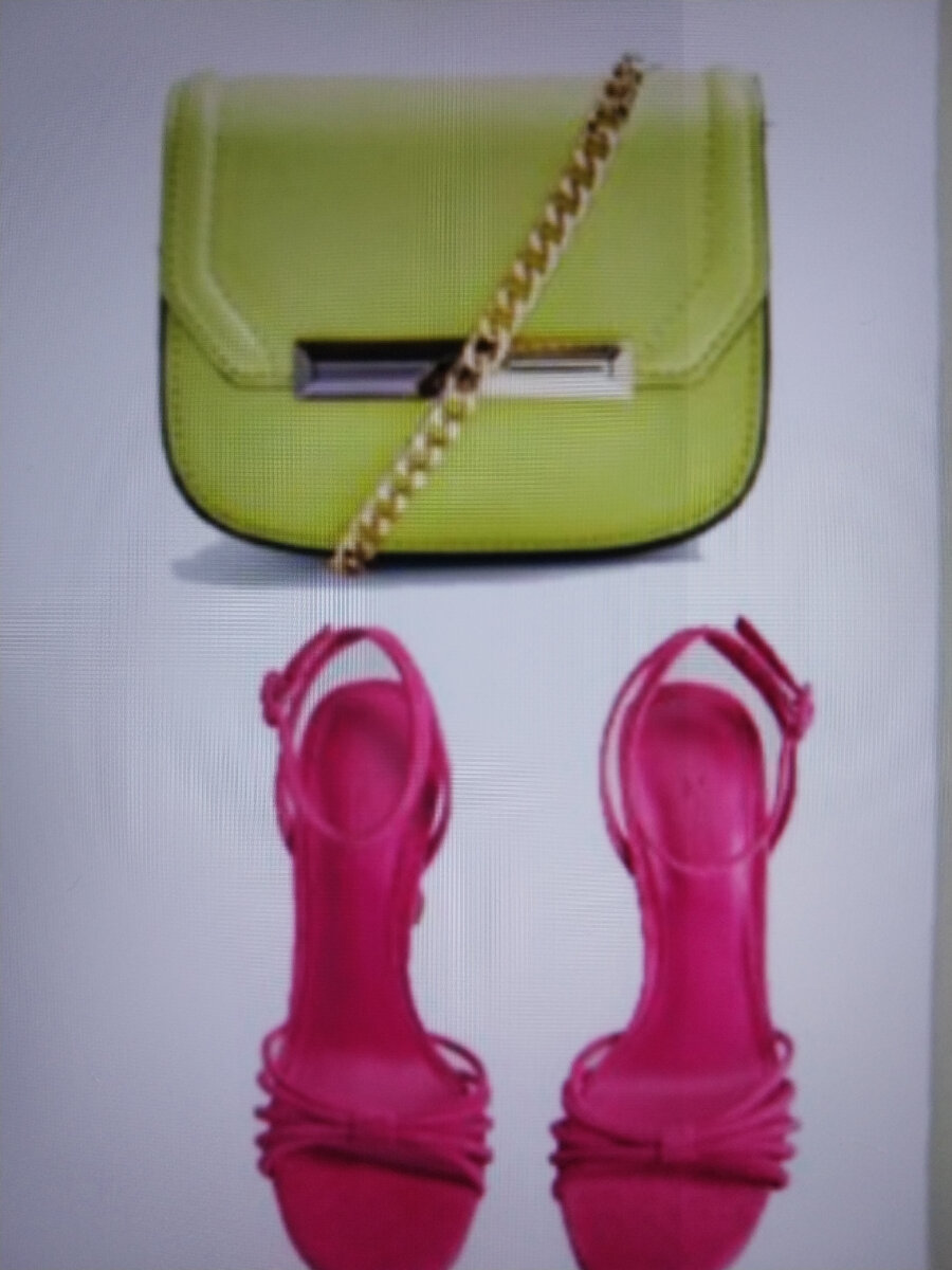 Подходят  небольшие сумки и "аккуратная" обувь.