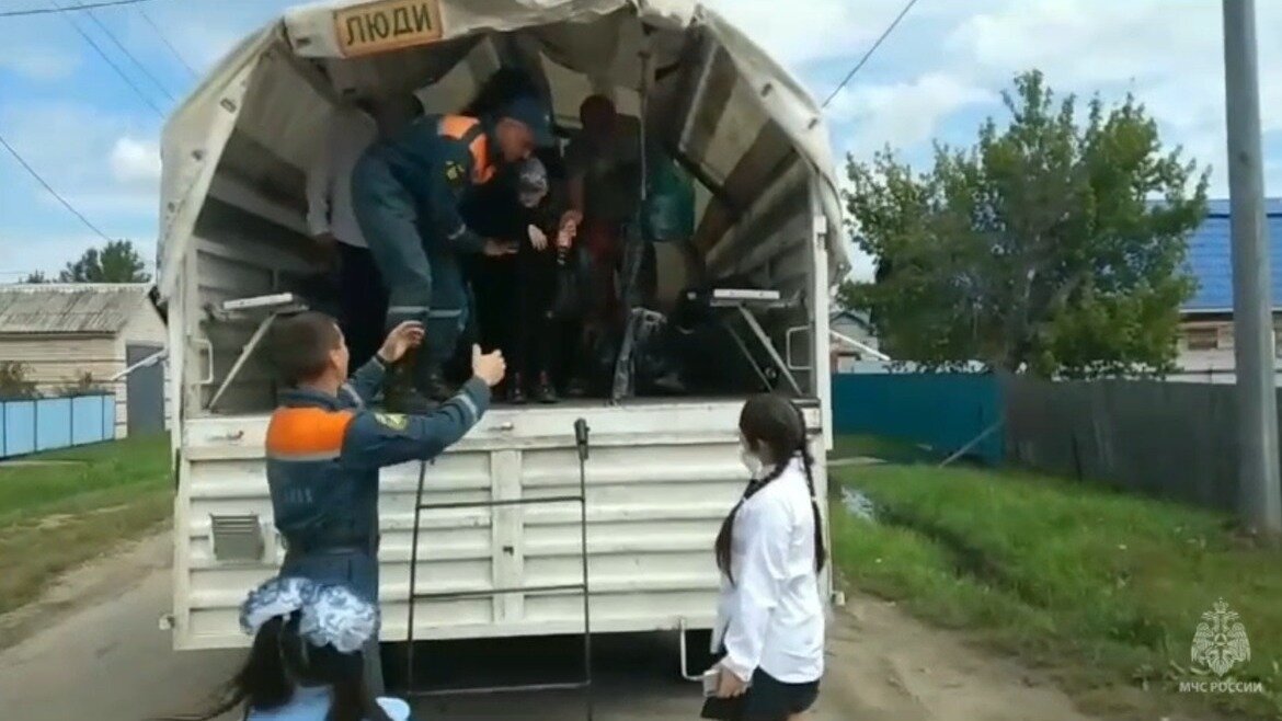     Более семи тысяч человек эвакуировали в Приморском крае сотрудники МЧС с подтопленных территорий. Также в эти районы спасатели доставляют бутилированную воду, хлеб, продукты.