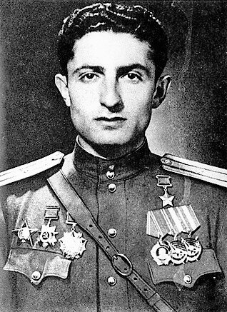 Вольфас Лейбович Виленскис (21 августа 1919 — 15 января 1992, Бат-Ям) — Герой Советского Союза. Командир батальона 249-го стрелкового полка 16-й Литовской стрелковой дивизии 2-й гвардейской армии 1-го Прибалтийского фронта майор Виленскис был удостоен звания Героя Советского Союза указом Президиума Верховного Совета СССР от 24 марта 1945 года