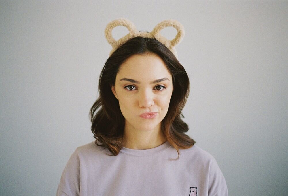     На Жене футболка бренда Evgenia Medvedeva