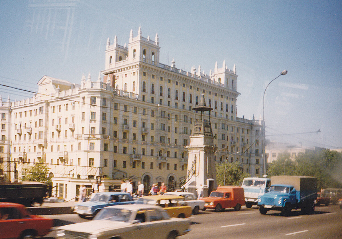 Единственная красивая и цветная фотография. Дом №1 по Ленинградскому проспекту. Фото отсюда: www.pastvu.com