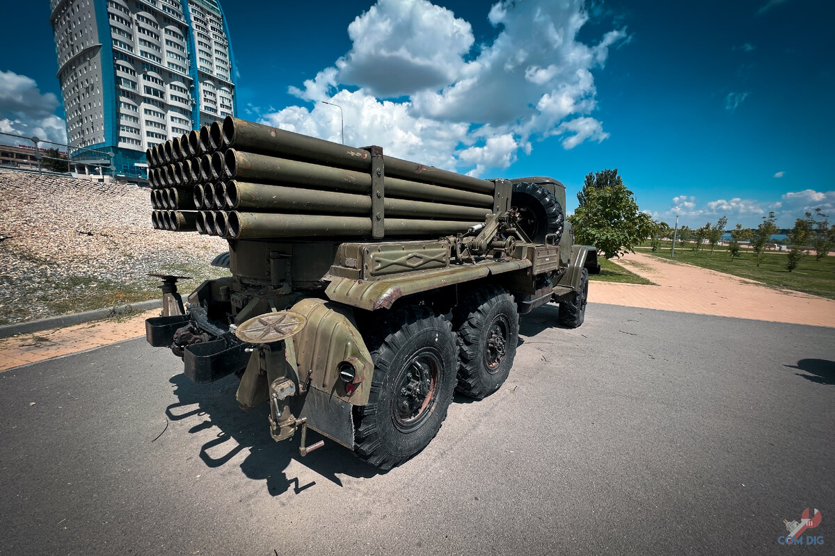 Старая военная техника на набережной в центре города. Показываю, как  выглядят списанные советские боевые машины | ComDig | Urban Exploration |  Дзен