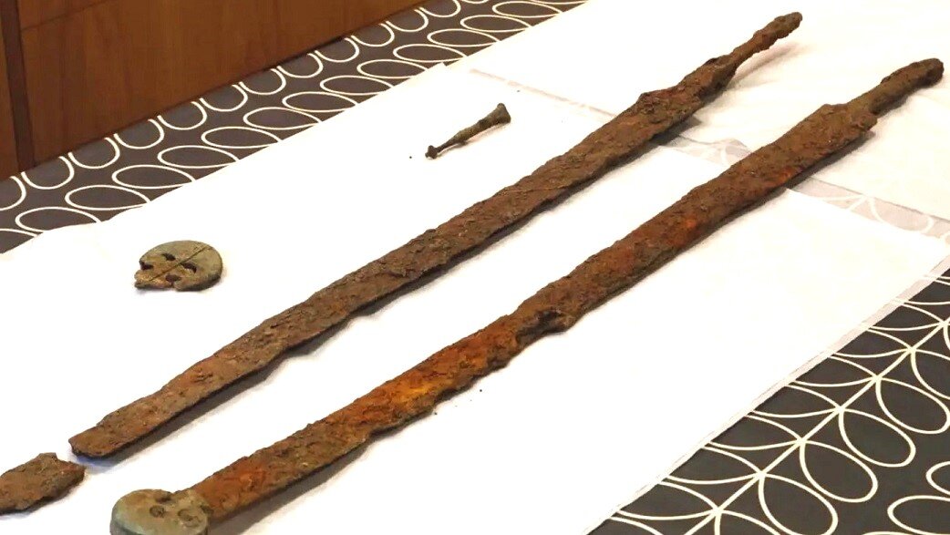 Два римских меча, найденные в Англии.