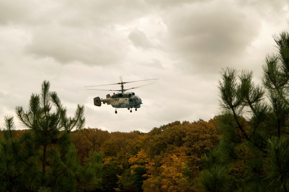 «Лефкадия» находится недалеко от военного аэродрома Крымск, и частью пейзажа органично становятся истребители и корабельные вертолеты, совершающие тренировочные полеты.