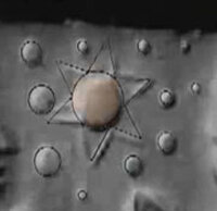 
Нибиру вверху в левом
углу