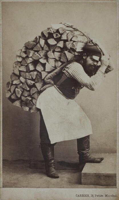 Дворник с дровами