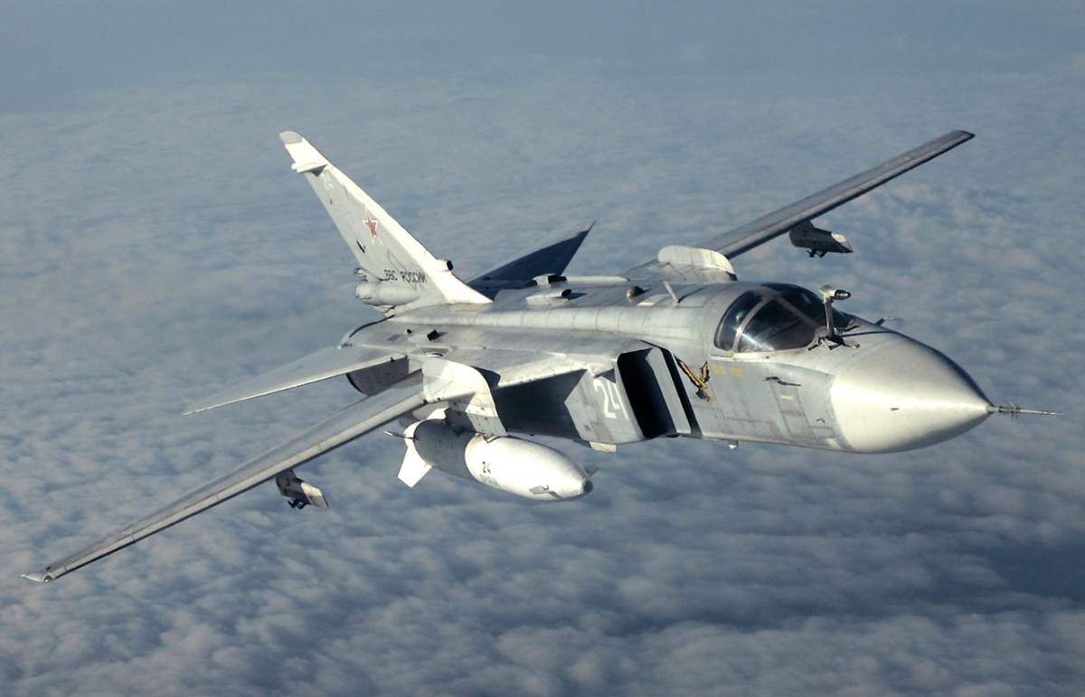 Су-24 с "подарками" для боевиков в небе над Сирией