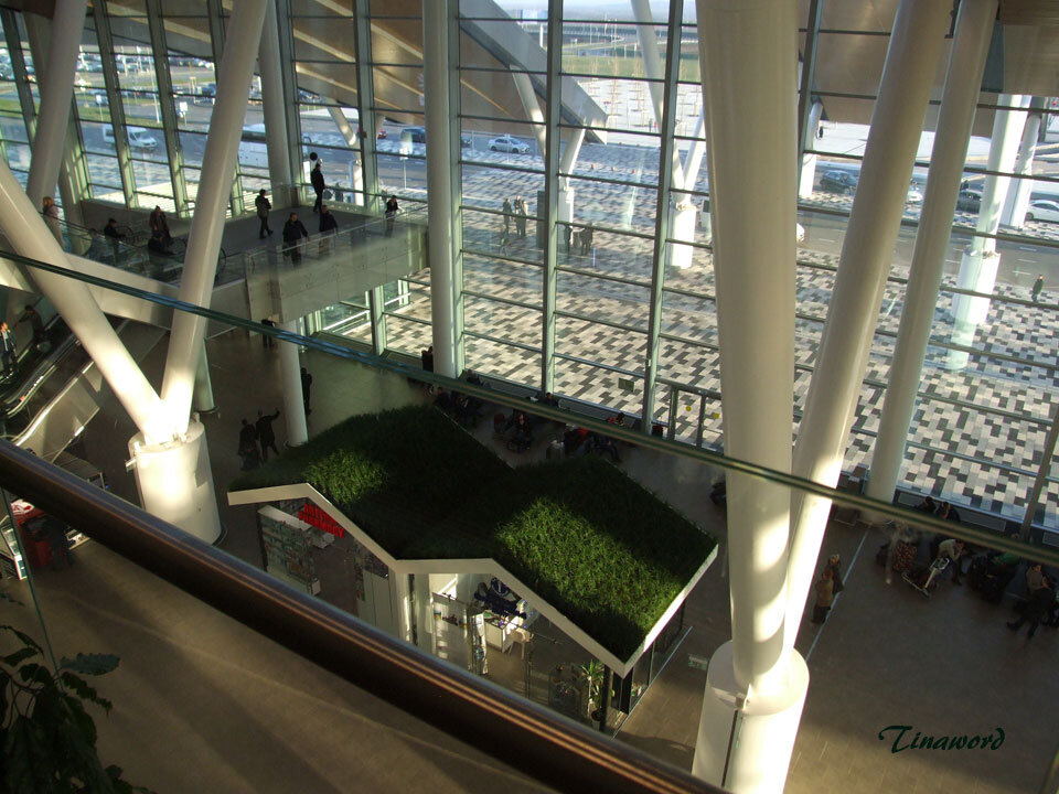  
На первом этаже расположились киоски магазинчиков на крышах которых растет настоящая трава.

