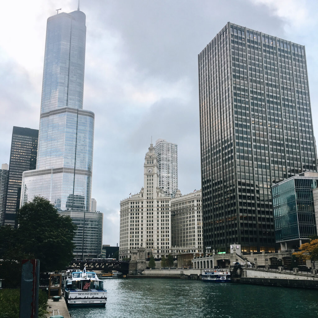 В Чикаго есть смотровая площадка 360 Chicago. Зачастую, она окутана тучами. На память о ее посещении, в сувенирном магазине на первом этаже, можно купить… барабанные палочки. Или одну палочку.