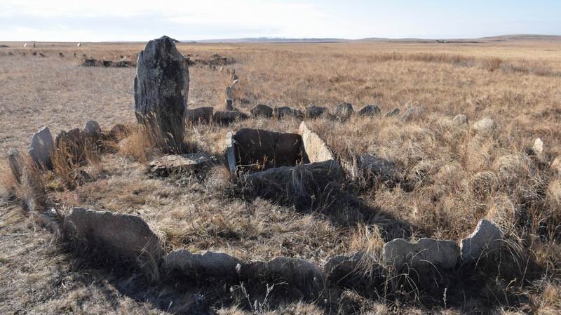 В таких курганах хоронили пепел и вещи покойника (не реконструкция).