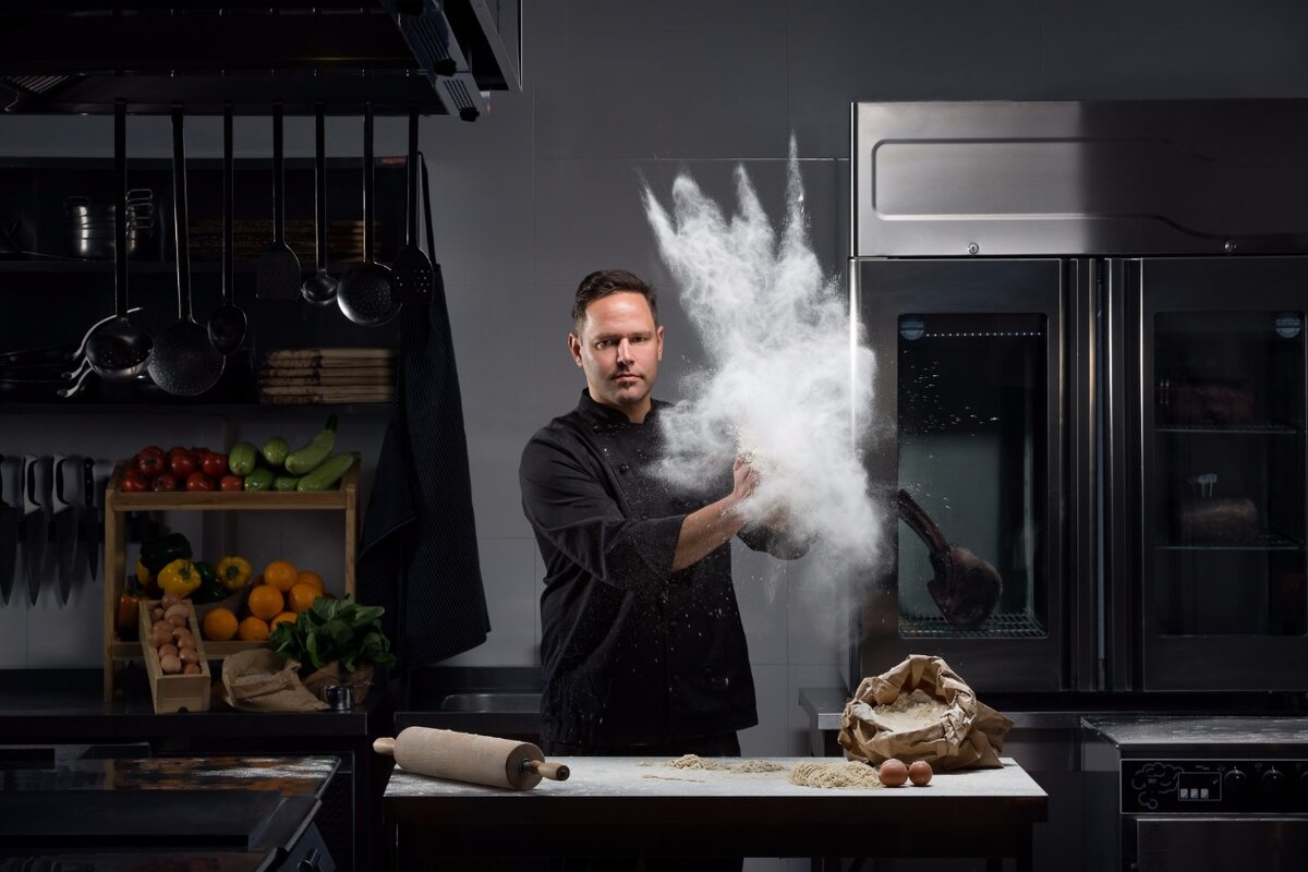  «Ценить свой жизненный выбор, уважать мир, в котором мы живем, ценить сам дар жизни, не принимая ничего как должное». Тему русской кухни мы обсудили с замечательным Павло Тирхасом, шеф-поваром из Греции. Если вы бываете в Tigre de Cristal, вы, несомненно, знаете, о ком мы говорим. А если нет — знакомьтесь!Нам повезло взять уникальное интервью о том, что общего между греками и русскими и почему русская кухня не нуждается в возрождении. 